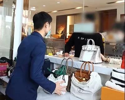 穷人背再贵的包,背个很贵的包包有意思吗