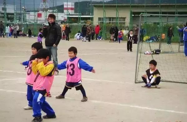 日本2-1击败德国队教练反应,日本3:0胜伊朗