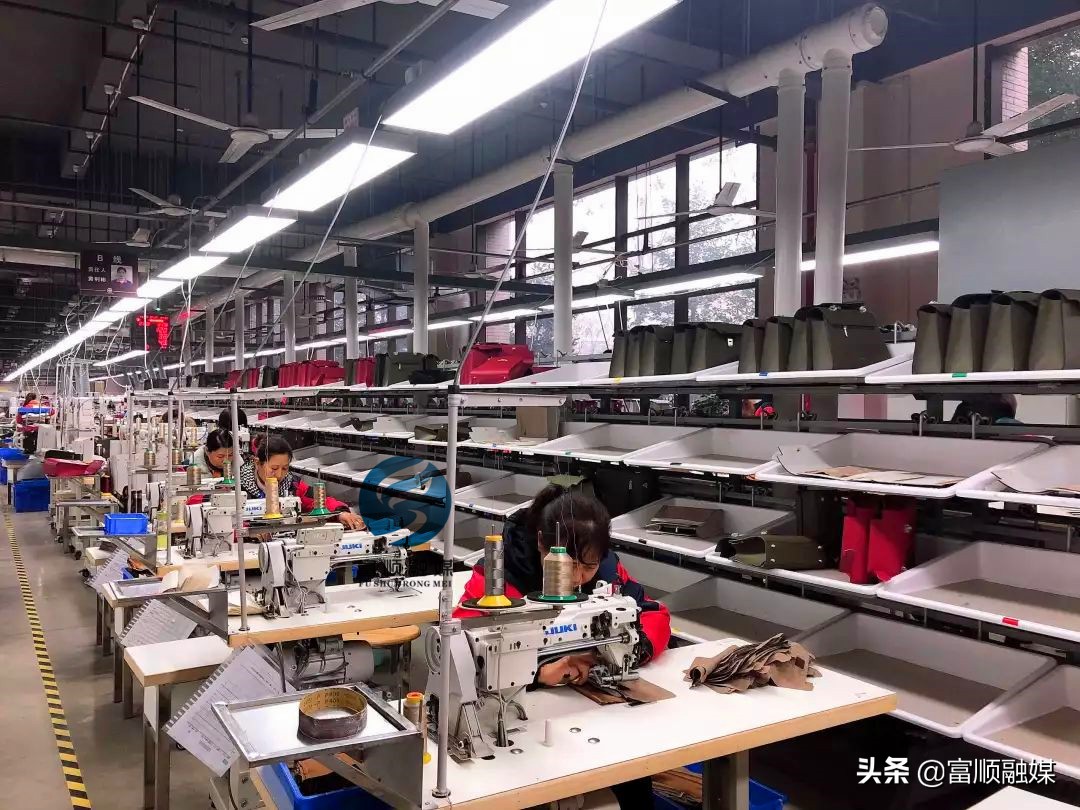 在富顺，有一艘皮具航母，她的名字叫中国红谷！