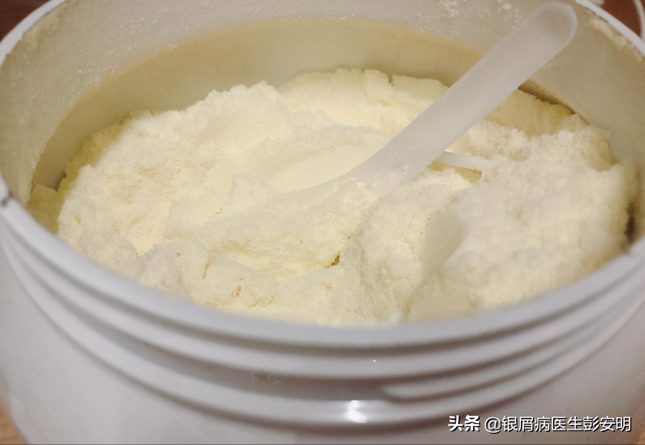 过期的奶粉还在喝？8岁男童被送进医院，银屑病恶化