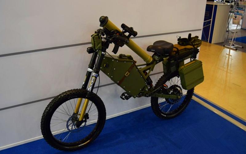 战斗民族果然牛,摩托车上配AK,机动快,火力强