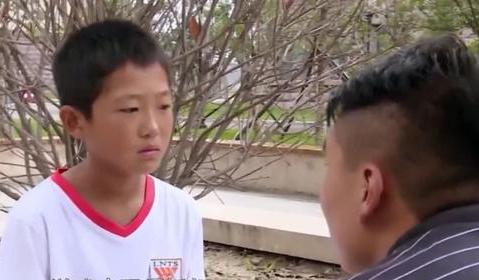 “贴心宝宝”走红，用马桶里的水给爸爸洗苹果，网友：这棉袄漏风