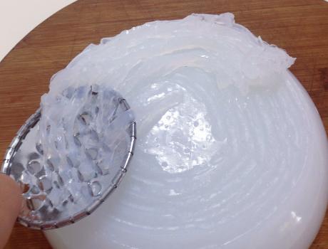 做凉粉时淀粉放多了凉粉没有弹性,想做凉粉放多少糖怎么做才好吃