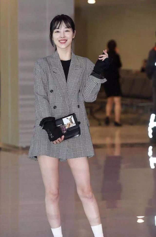 雪莉穿红西装,雪莉黑色抹胸礼服油头