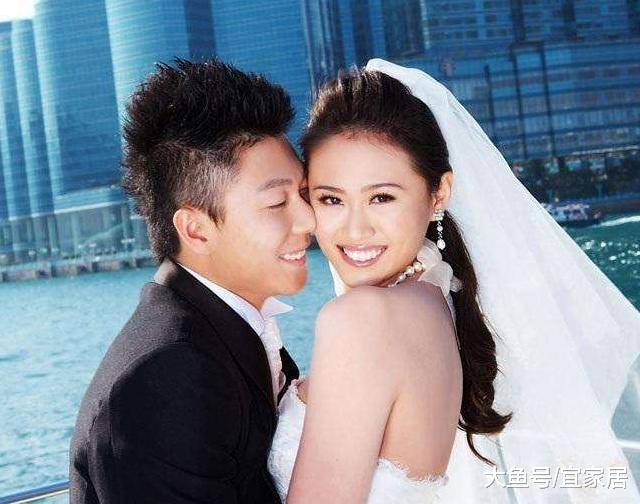 *小鹏李**晒出自己的豪宅，一家人住在豪华别墅，周围属于富人区