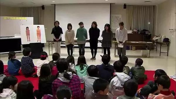 为什么女儿喜欢使劲缠腿,女儿出现夹脚是怎么回事