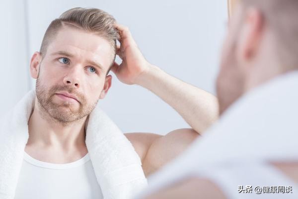 男人年轻就秃顶的原因是什么,为什么只有男性会秃顶