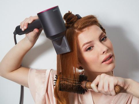 头上抠下来的淡黄色颗粒臭,头上抠下来的黄色小颗粒是什么