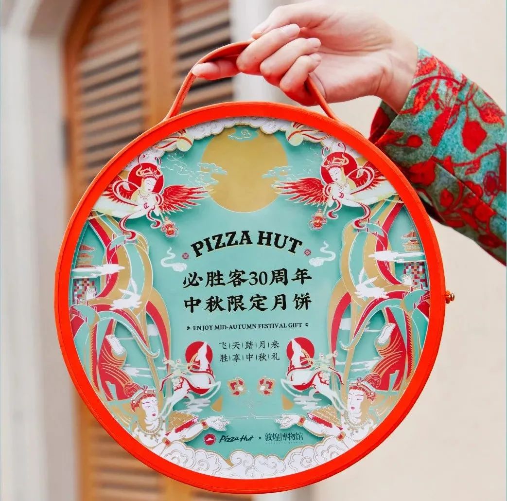 卡姿兰x必胜客的“下午茶”主题彩妆包装，梦回爱丽丝