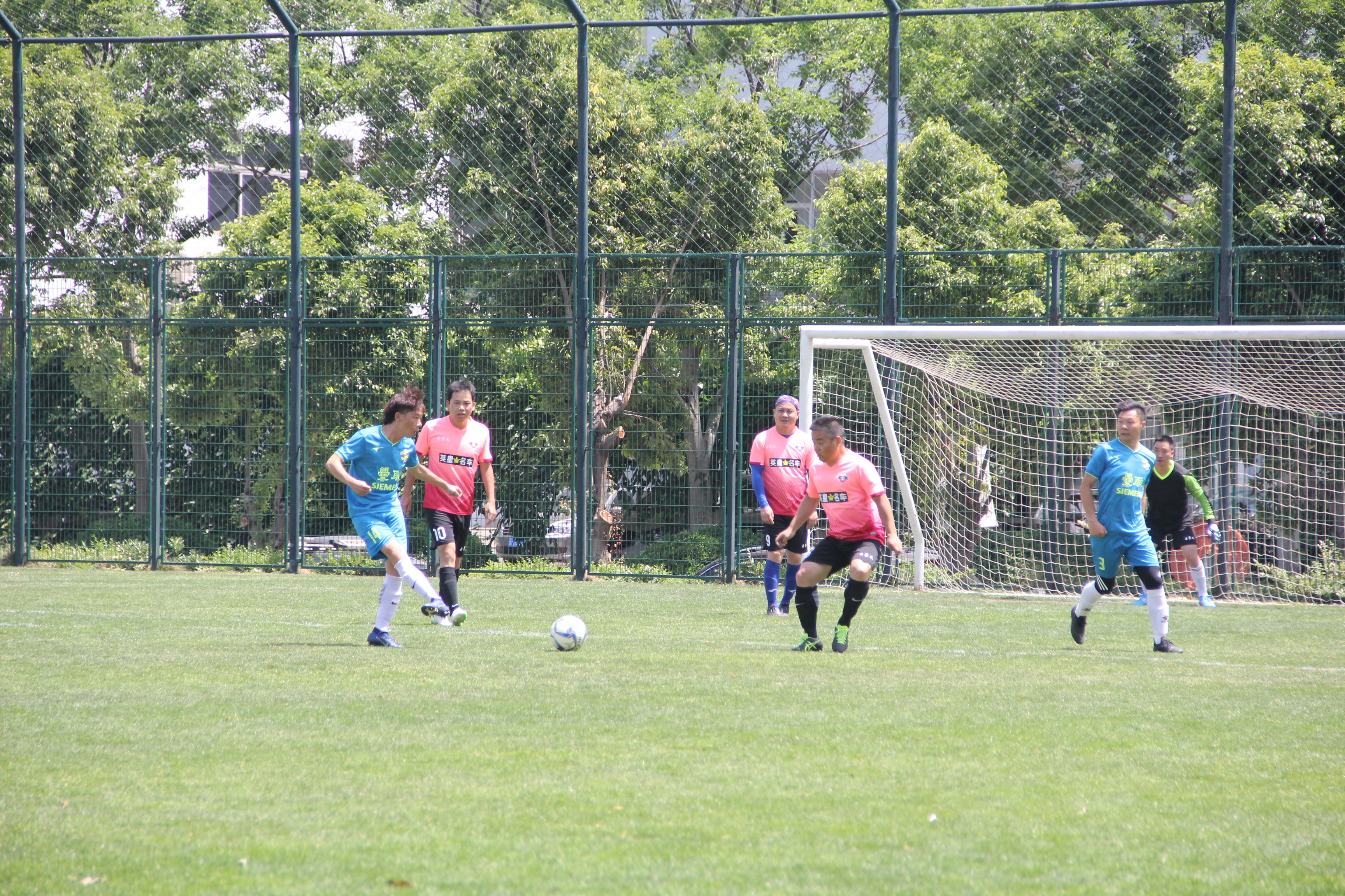 志航杯快乐周末足球赛：乐动五战全胜鑫宏鹰老当益壮