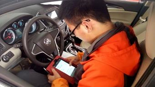 二手车市场买车怎么才不被坑,买二手车找专业人士验车不会被坑