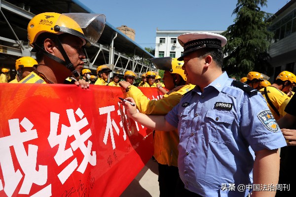 交警给快递小哥送餐,交警为外卖小哥送外卖