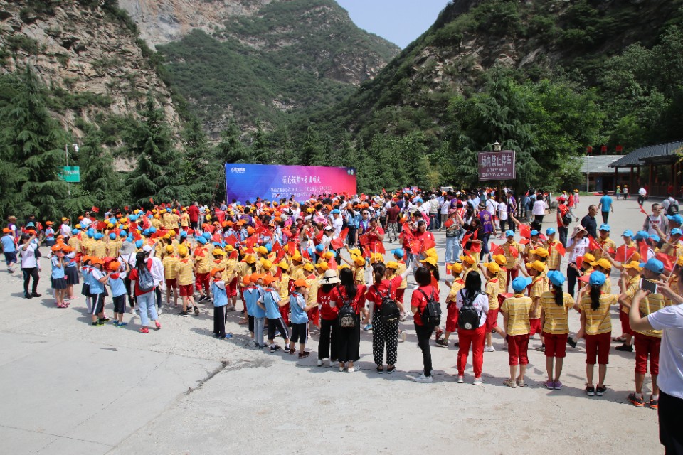 610名可爱的孩子在少华山共绘70米中华龙、千人高歌中国梦！