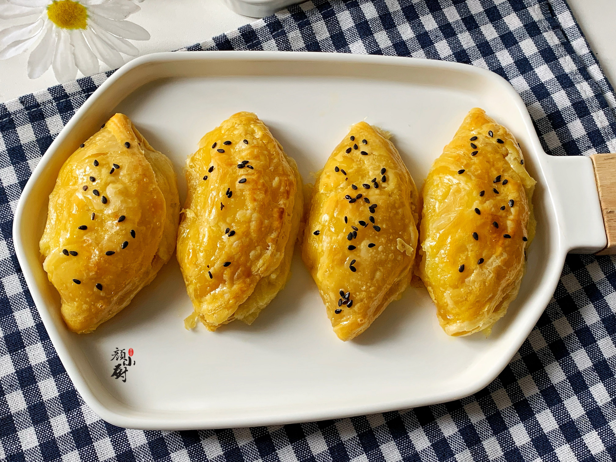 简单很好吃的榴莲酥做法,用蛋挞皮和榴莲做榴莲酥