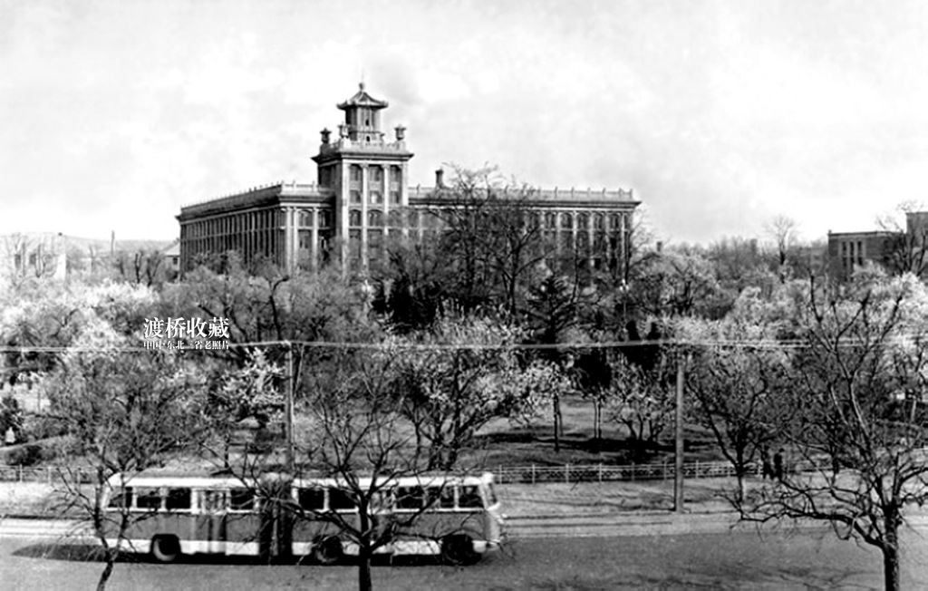 20年前的鞍山市府广场,80年代鞍山站前公园广场老照片