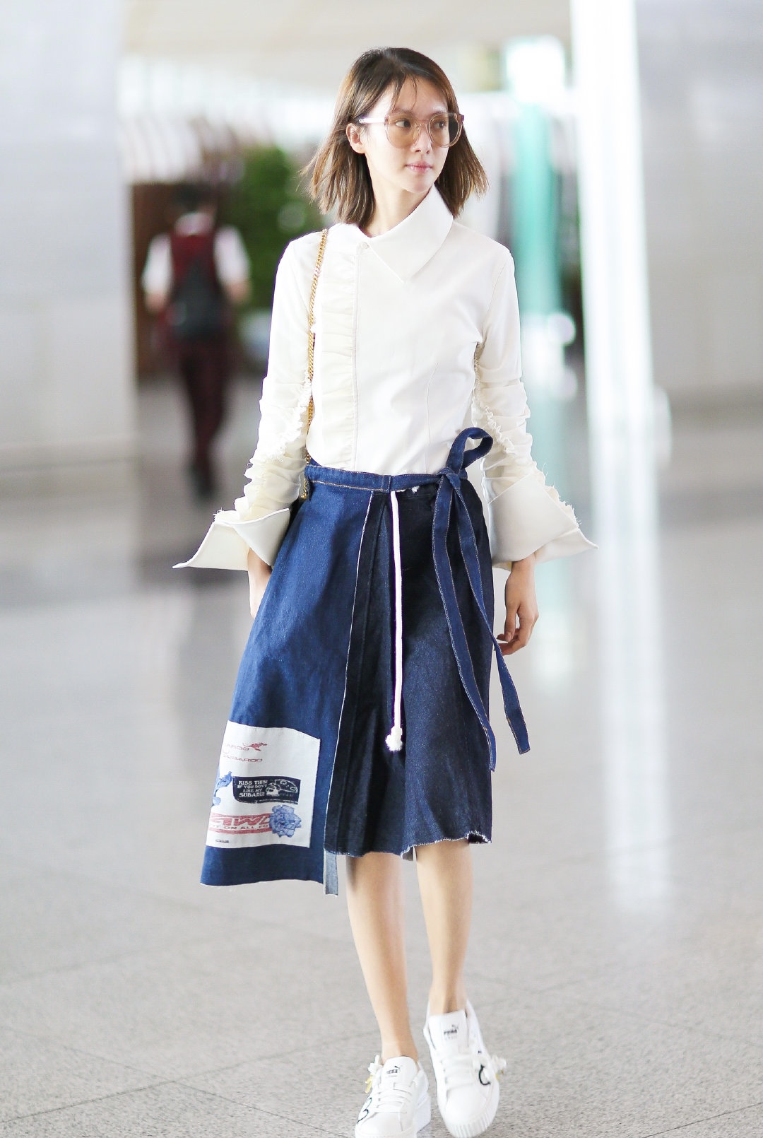 今年流行这样穿白衬衫牛仔裙,牛仔衬衫裙该搭配什么鞋子好看
