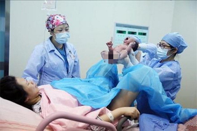 五胎孕妈提前破羊水,二胎妈妈怀孕破羊水