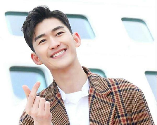 明星机场张翰,明星过安检张翰