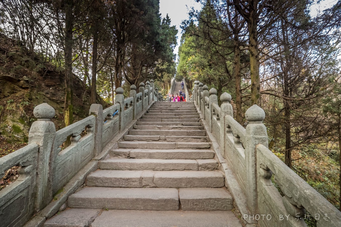 中国的世界文化遗产武当山金顶,悬崖绝壁山水画