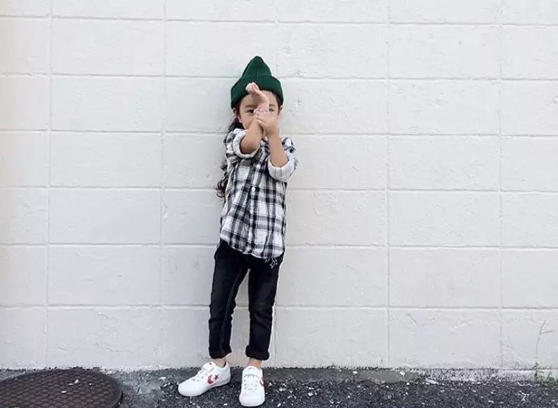 晒女儿搞怪丑萌照,亲妈狂晒女儿丑照