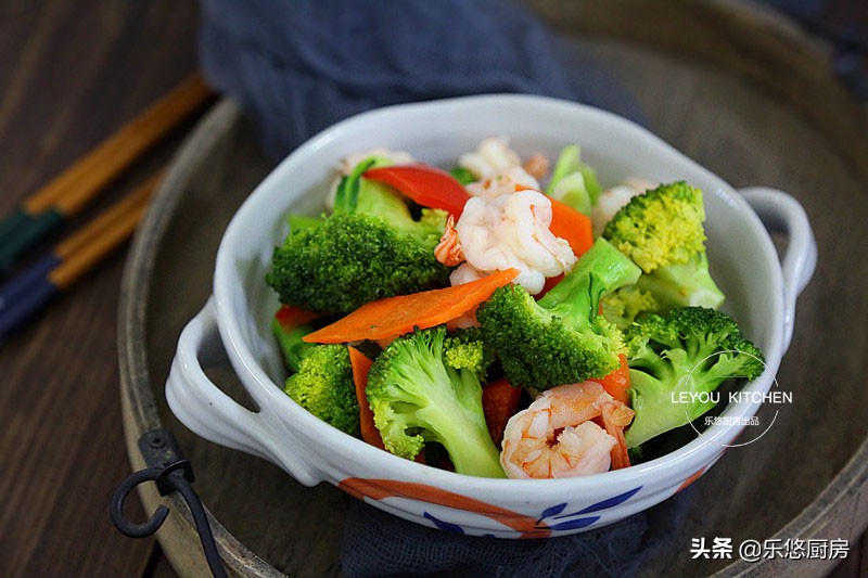 虾和什么素菜炒比较清淡,天气热吃什么虾比较好吃