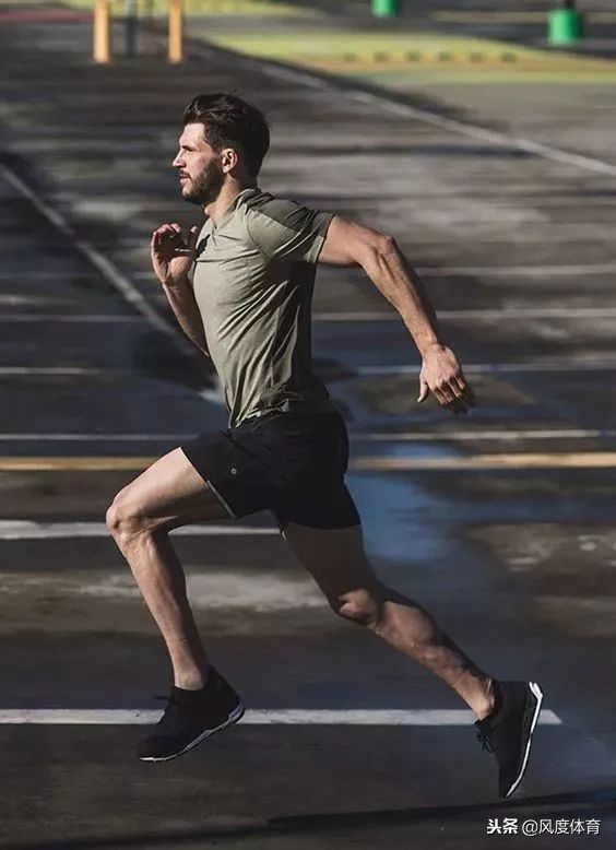 健身肌肉男穿衣搭配图片,肌肉男在健身穿衣搭配