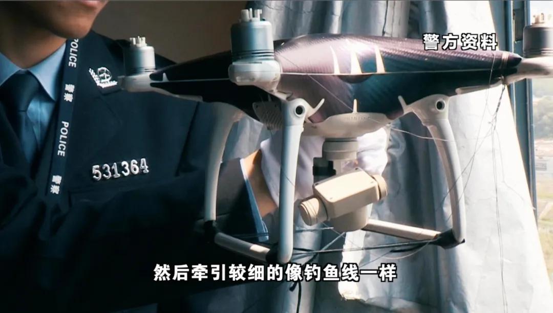 无人机飞出绿色不明物,夜晚高空飞过不明物体