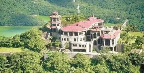 带给我们无数欢笑的喜剧之王，终于把自己活成了悲剧|艾问人物