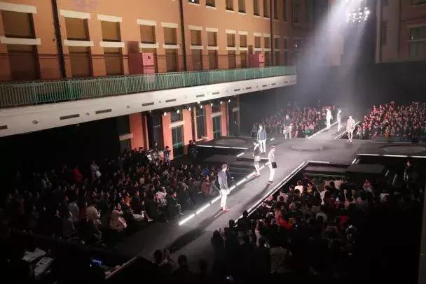 价格1000多的包包,名牌包包只卖100多元