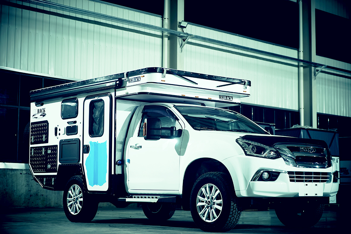 新款国六麦卡单排越野房车,定制四驱越野全地形b型长轴房车