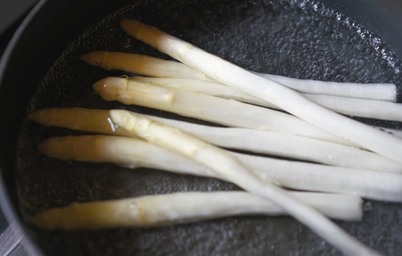 5月我家喜欢吃这菜，吃一根等于吃3个鸡蛋，老外见了直接生吃