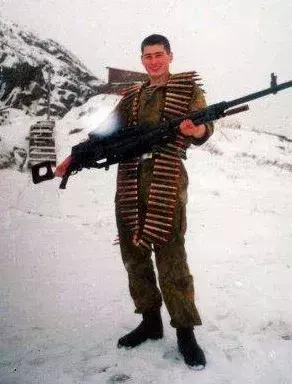 重机枪穿甲弹打穿装甲车,12.7毫米重机枪打装甲车