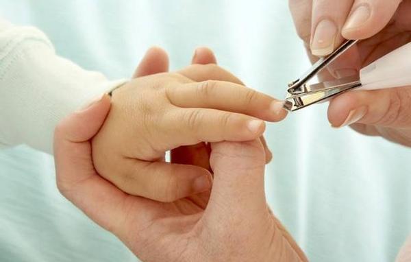 新生儿能给剪指甲么,刚出生的婴儿自己抓破脸部