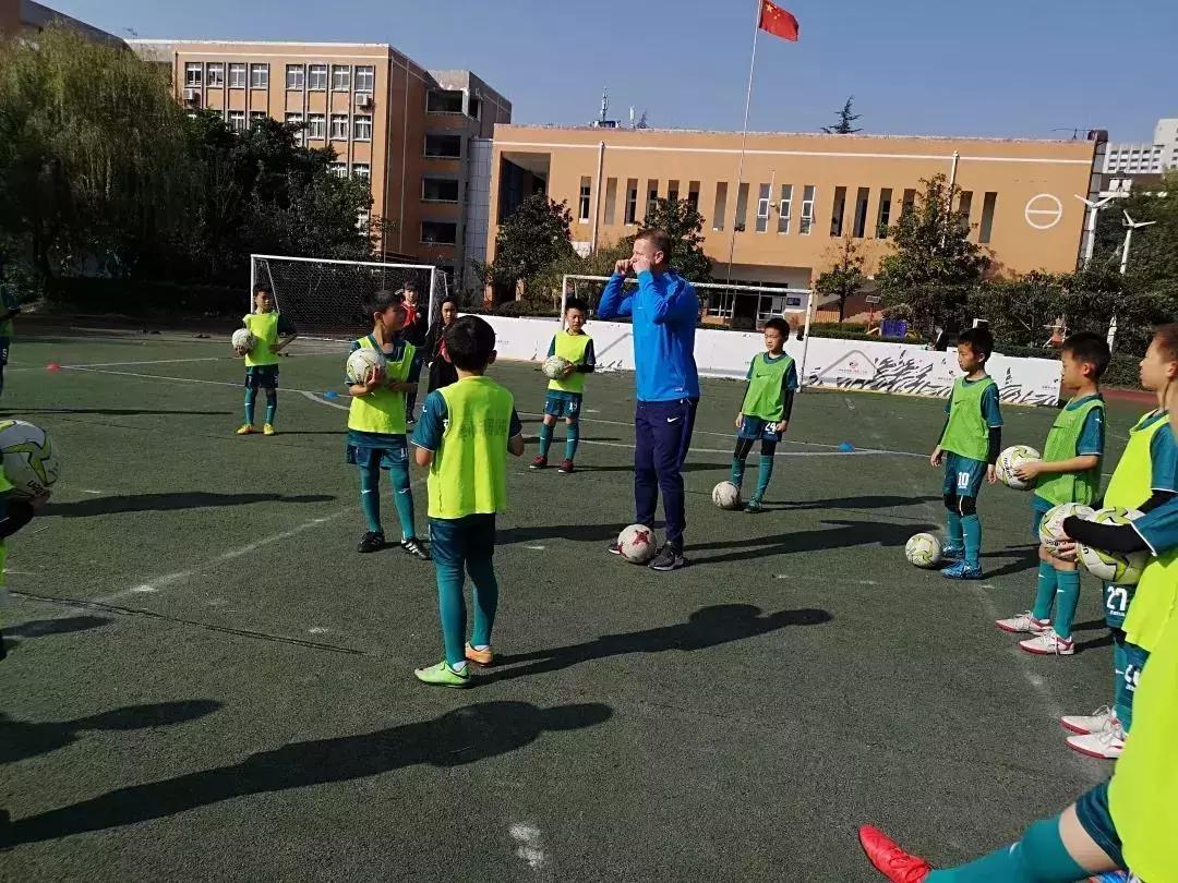 教成都学生热身操，热刺教练发现“球星潜力股”，想带回英国教！