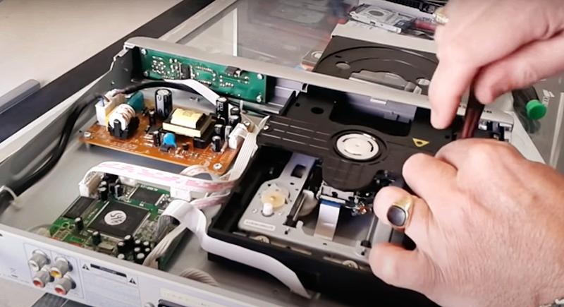 BLUESKYDV665影碟机，光盘托架不出仓维修，注意检查顺序和手法