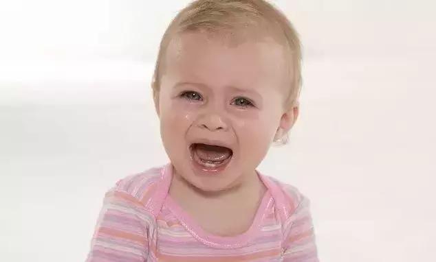 宝贝晚上睡觉不踏实总是哼哼唧唧,新生儿睡觉老是哼哼唧唧睡不踏实