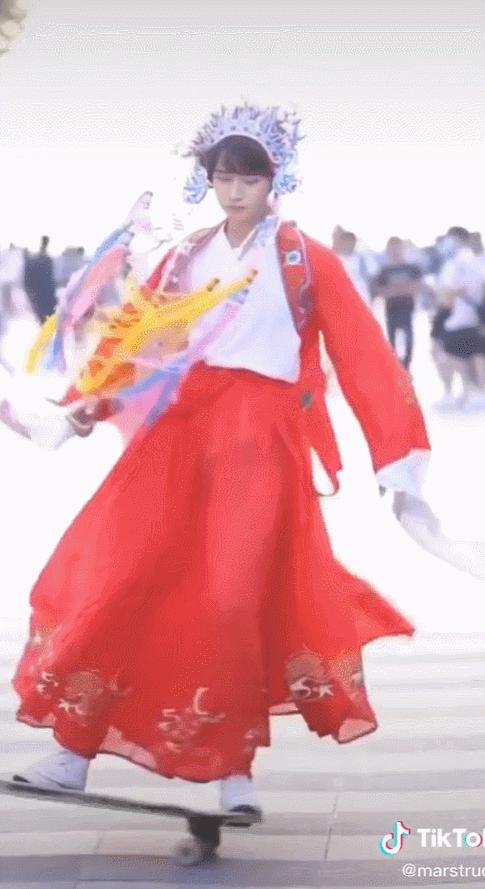 中国街拍让外国人震撼的视频,让外国人惊艳的穿着中国街拍