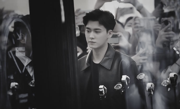 张若昀西装李易峰皮衣,李易峰机车皮衣演唱会