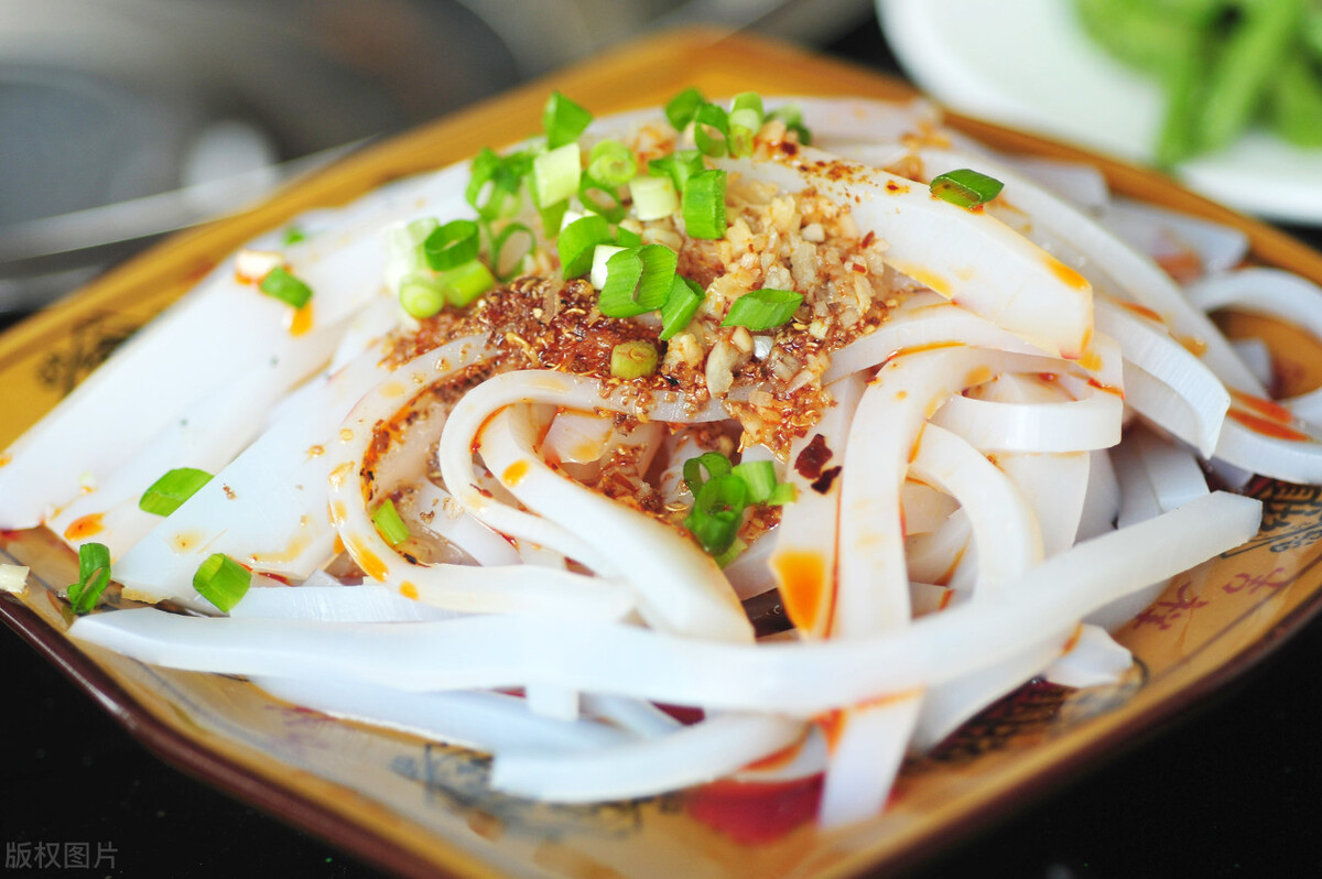 做凉粉必须放矾吗,做凉粉锅里要放水吗