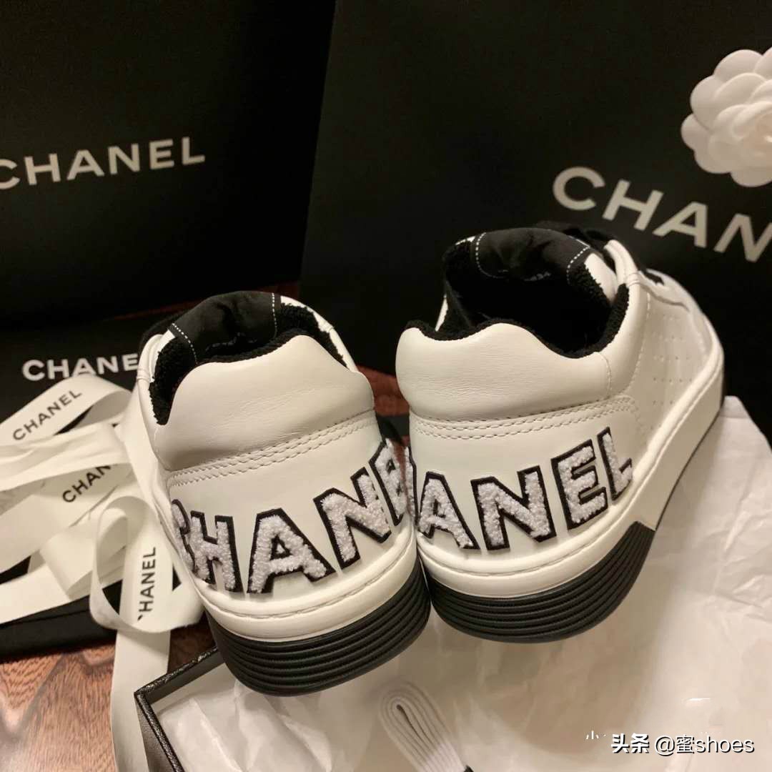 刘雯穿搭全靠小白鞋,刘雯穿的优衣库的绿色衬衣