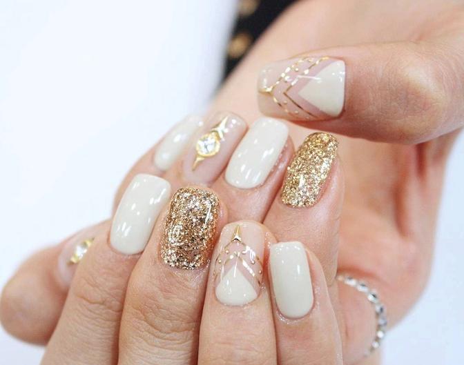 万能的亮片美甲不仅让你的指尖更出众,还会让你拥有好心情哦!