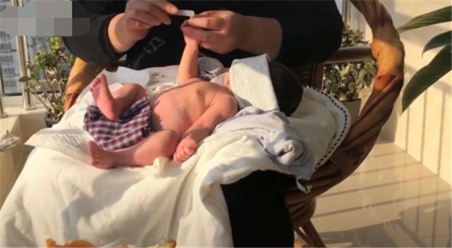 宝宝有黄疸晒太阳有用吗怎么晒,宝宝在阳台上晒可以去黄疸吗