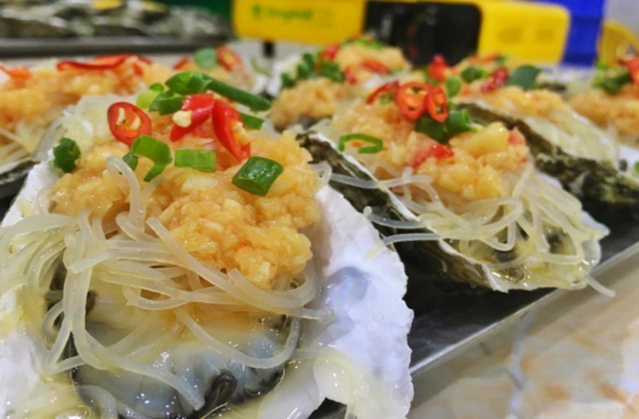 超市里的活生蚝怎么挑选,撬开生蚝怎么挑选新鲜的