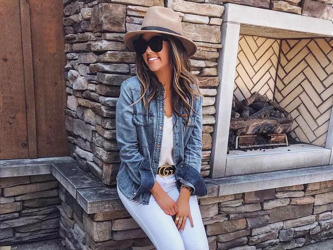 秋天换季内搭怎么选？选对一款白色打底衫，轻松承包多款造型