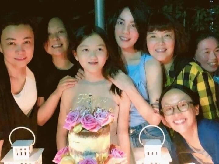 十四岁李嫣与朋友相聚穿水手服,15岁李嫣紧跟潮流