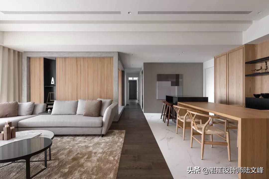 大理石瓷砖永不过时的地砖颜色,有大理石纹的浅灰色瓷砖