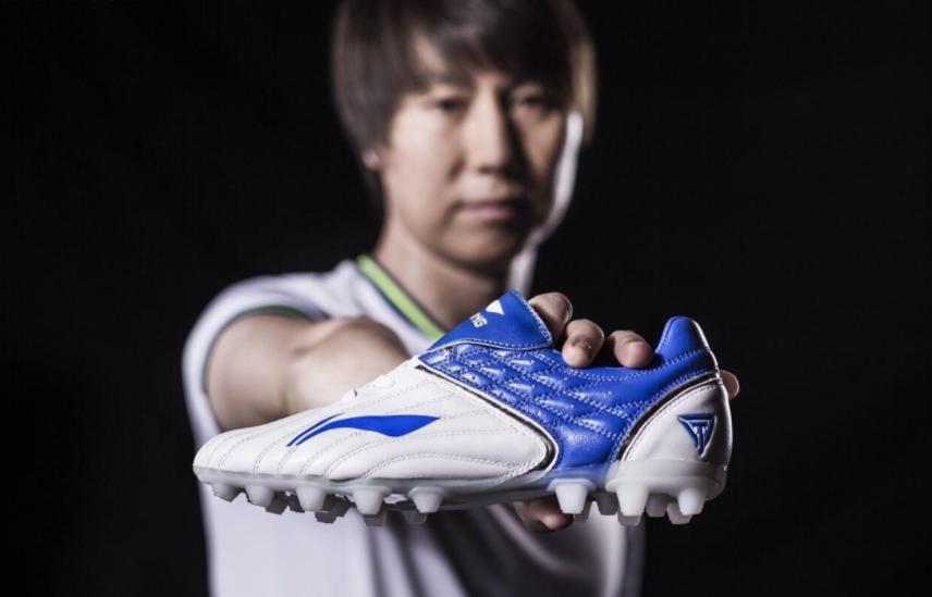 足球鞋买阿迪的还是耐克的好呢,不买阿迪耐克