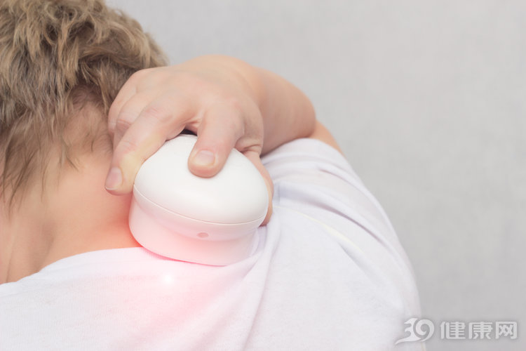 提醒戴一天等于做117次胸透还致癌,央视曝光养生能量石骗局