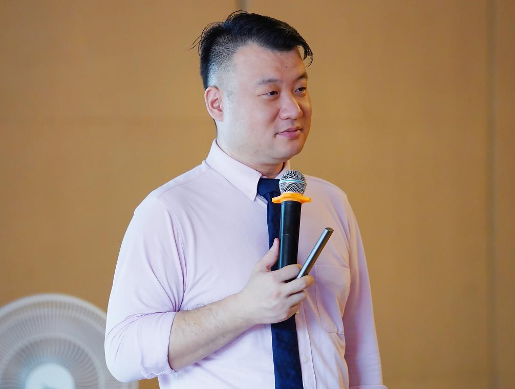 翡翠戴久了发黄是买到假货了吗,翡翠只要有荧光反应的全是假货吗