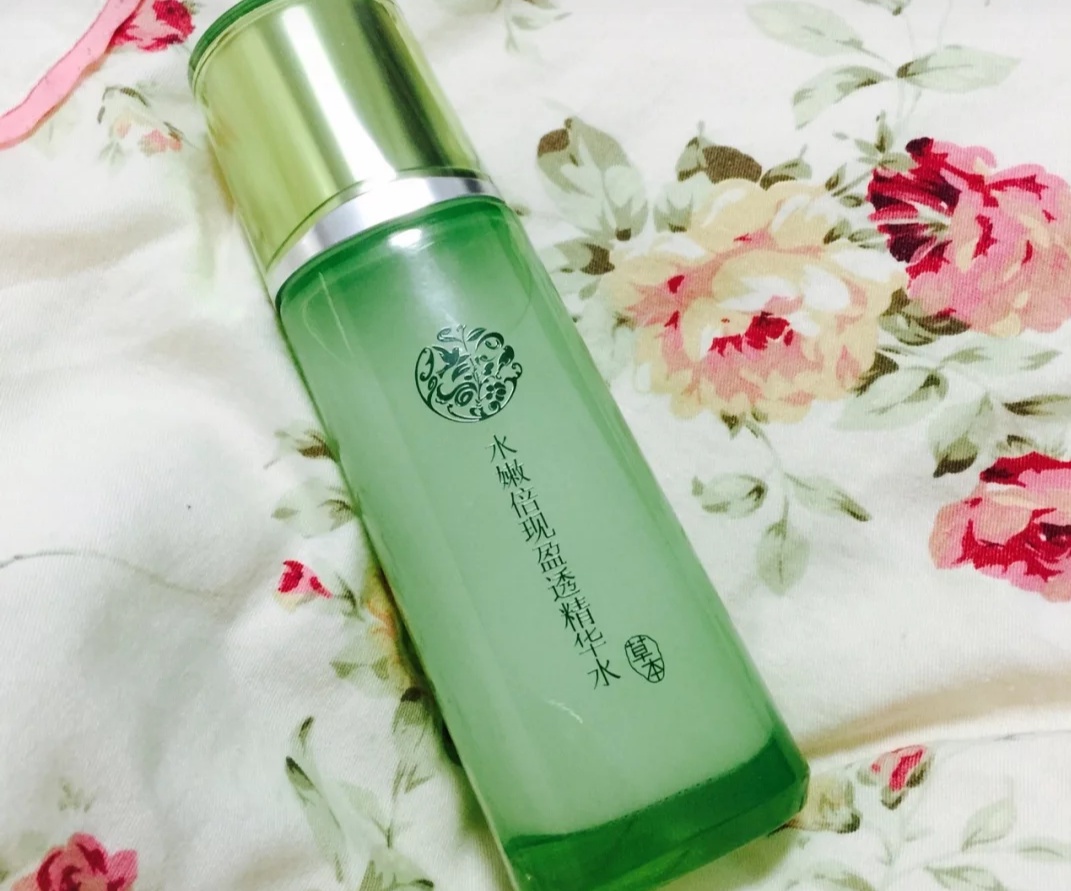 国货护肤品中的佼佼者，佳雪神鲜水可以美白，迷奇晚霜滋润大干皮